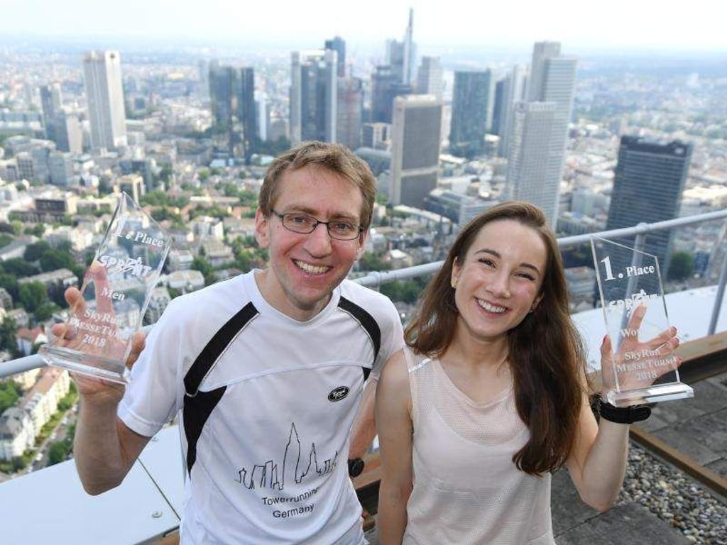 Oben angekommen: Zuzanna Kielak und Christian Riedl sind die SkyRun-Sieger. Foto: Arne Dedert