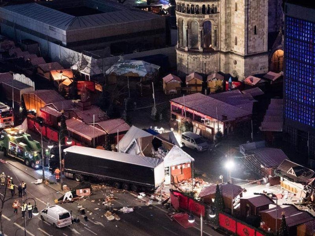 Eine Schneise der Verwüstung ist am 20. Dezember 2016 auf dem Weihnachtsmarkt am Breitscheidplatz in Berlin zu sehen, nachdem der Attentäter Anis Amri mit einem Lastwagen über den Platz gerast war. Foto: Bernd von Jutrczenka