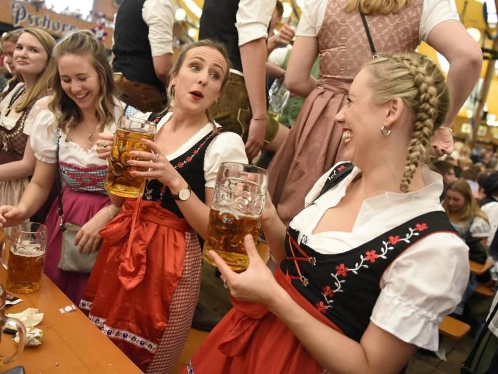 Gäste feiern auf dem Oktoberfest in einem Festzelt. Foto: Angelika Warmuth