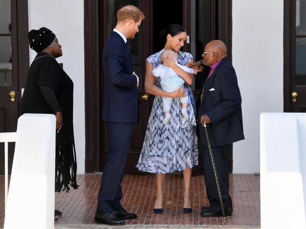 Die britischen Royals werden von Desmond Tutu und dessen Tochter Thandeka empfangen. Foto: Toby Melville/PA Wire