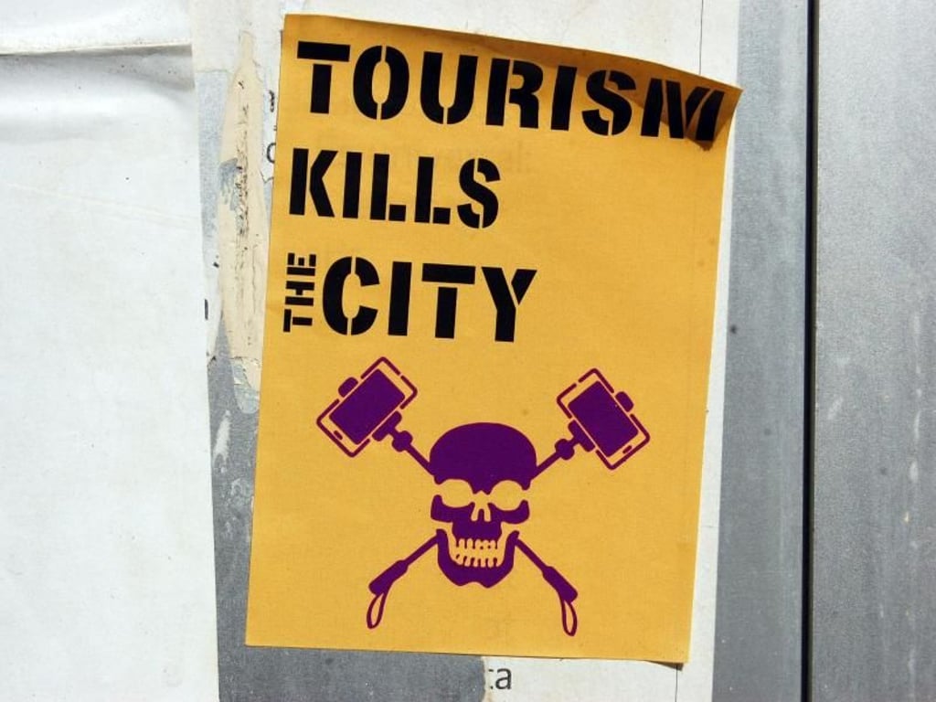 Manchmal bekommen Touristen den Ärger auch deutlich zu sehen - wier hier auf diesem Aufkleber mit der Aufschrift "Tourismus tötet die Stadt". Foto: Patrick Schirmer Sastre