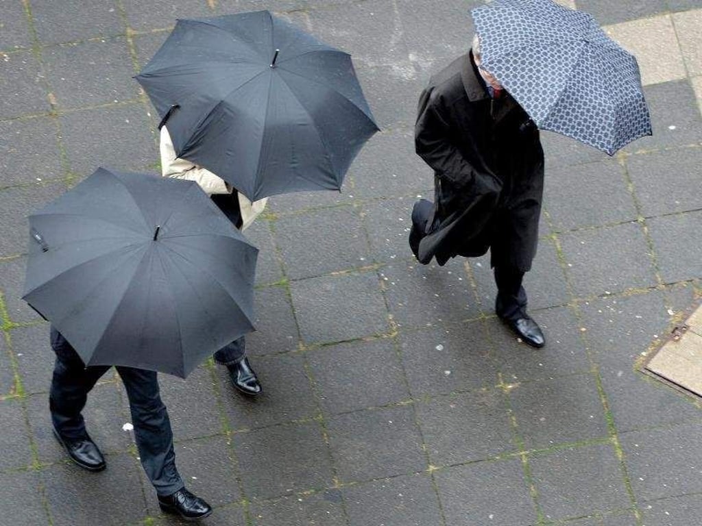 Der Winter bringt nicht nur Dunkelheit, sondern meist auch schlechtes Wetter mit sich. Vielen Menschen schlägt die Jahreszeit daher aufs Gemüt. Foto: Federico Gambarini