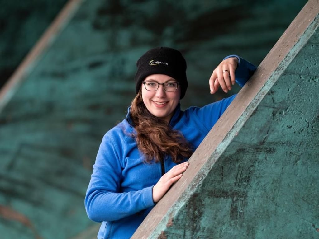 Ihre Ausbildung zur Landwirtin hat sie fast abgeschlossen - und auch schon einen Plan für später: Die 20-jährige Nina Langreder möchte später den elterlichen Betrieb übernehmen. Foto: Peter Steffen/dpa-tmn