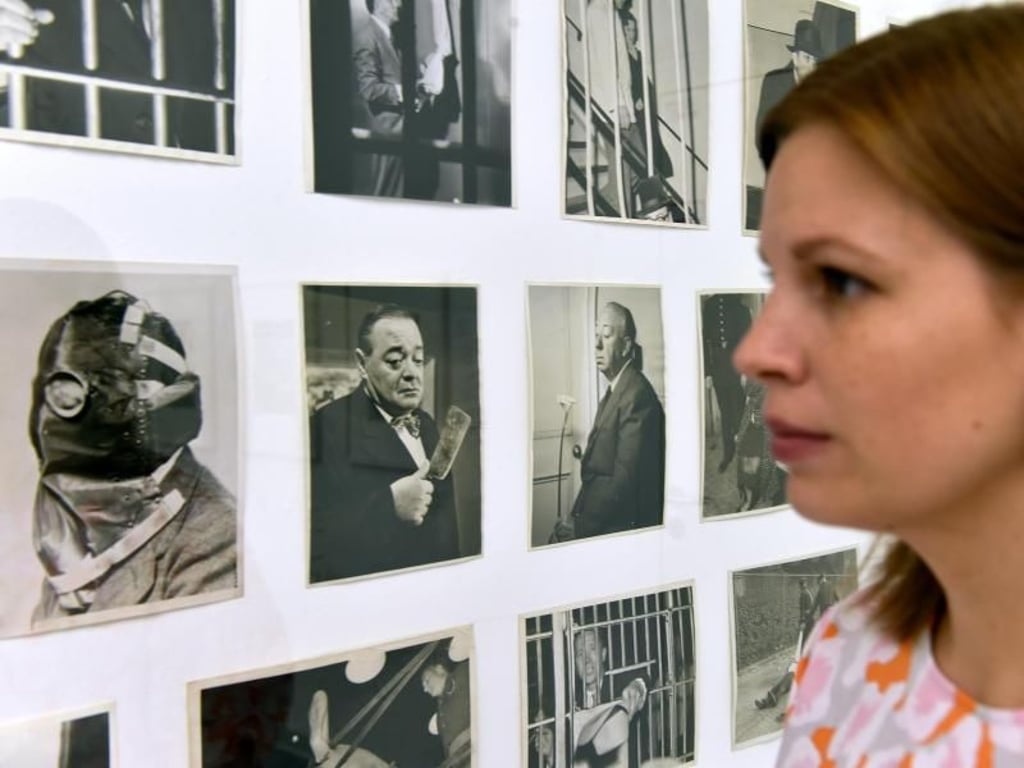 Die Kuratorin Anna Storm steht in der Von der Heydt-Kunsthalle vor einem Tableau das der Künstler Bogomir Ecker aus Pressefotografien gestaltet hat. Foto: Caroline Seidel