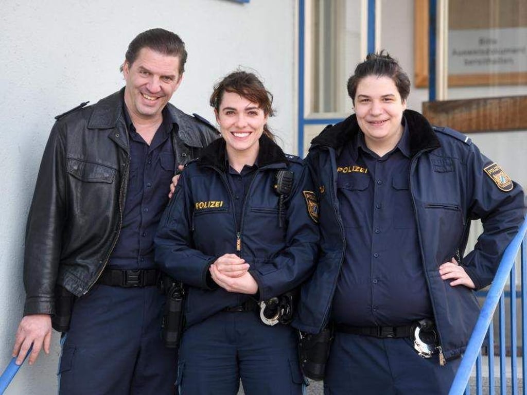 Verena Altenberger als Elisabeth «Bessie» Eyckhoff zwischen ihren Kollegen Andreas Bittl als Wolfgang Maurer (l) und Cem Lukas Yeginer als Cem Halac. Foto: Tobias Hase