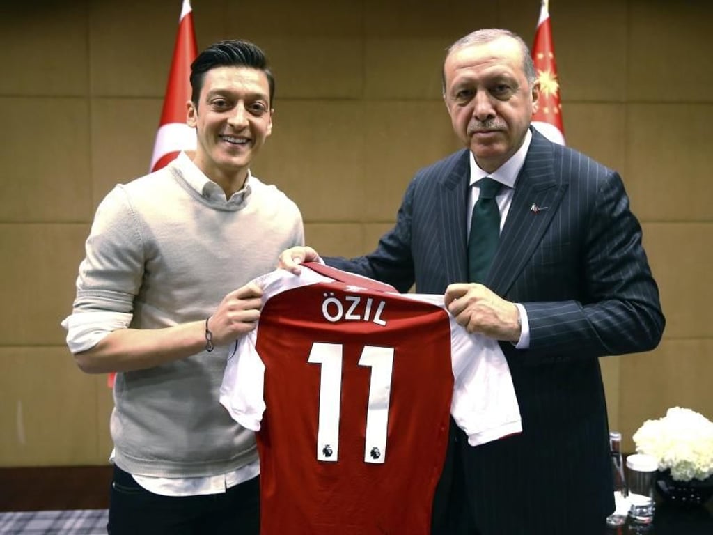 Weltmeister Mesut Özil überreicht Recep Tayyip Erdogan ein Arsenal-Trikot. Foto: AP