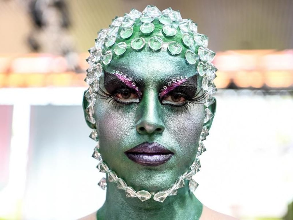 Ein Kunstwerk: Designer Thomas Hanisch lässt sich die Show von Marina Hoermanseder nicht entgehen. Foto: Britta Pedersen