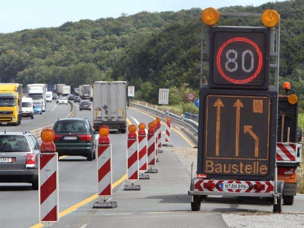 Ein Baustellenschild steht in einer Baustelle auf der Autobahn 3. Foto: Karl-Josef Hildenbrand/Archiv