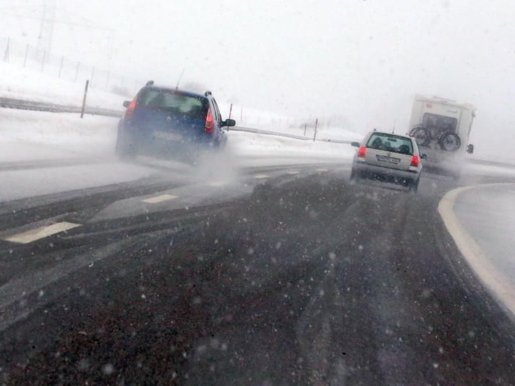 Autos fahren auf der A7 im Schneetreiben. Fotos: Karl-Josef Hildenbrand Foto: Karl-Josef Hildenbrand