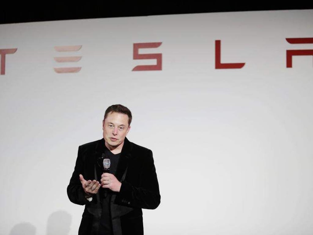 Tesla-Chef Elon Musk spricht im Hauptquartier von Tesla in Fremont in Kalifornien. Foto: Marcio Jose Sanchez/AP