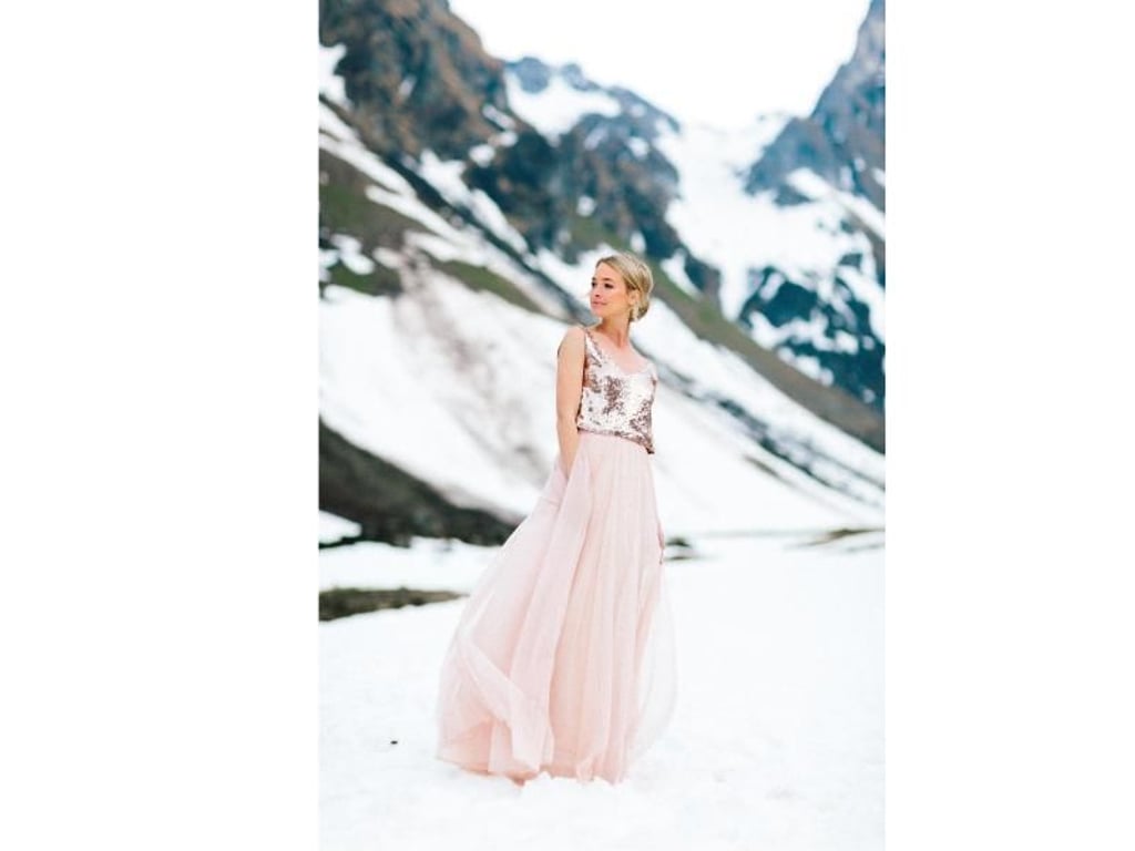 Angesagt sind 2019 auch Kleider in leichten Blush-Tönen, also klassischen Rougefarben wie Apricot und Rosé, wie hier von Noni (Preis auf Anfrage). Foto: Le Hai Linh/Noni