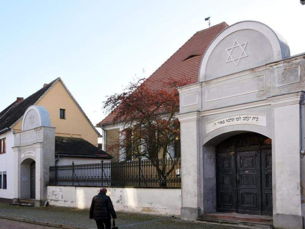 Eine Frau läuft am Synagogenmuseum Gröbzig vorbei. Foto: Waltraud Grubitzsch/Archiv