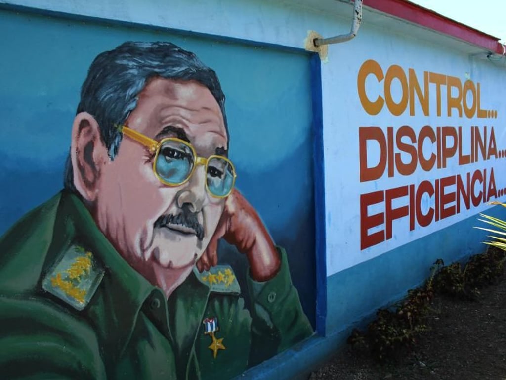 Ein überdimensionales Gesicht des Präsidenten von Kuba, Raul Castro, ist auf eine Wand gemalt. Daneben steht die Aufschrift "Control, Disciplina, Eficiencia..." ("Kontrolle, Disziplin, Effizienz..."). Foto: Guillermo Nova