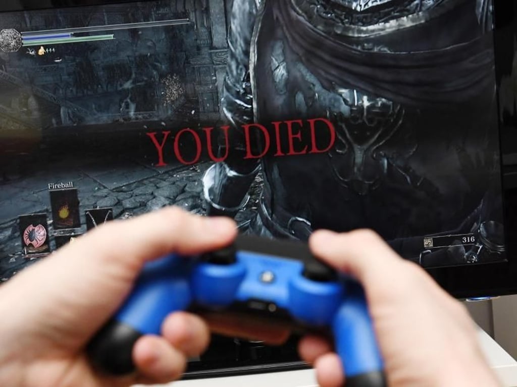 «YOU DIED» ist eine Nachricht, die Spieler von «Dark Souls III» häufiger lesen. Das Fantasy-Rollenspiel ist nicht nur grafisch prächtig, sondern auch höllisch schwer zu spielen. Foto: Andrea Warnecke
