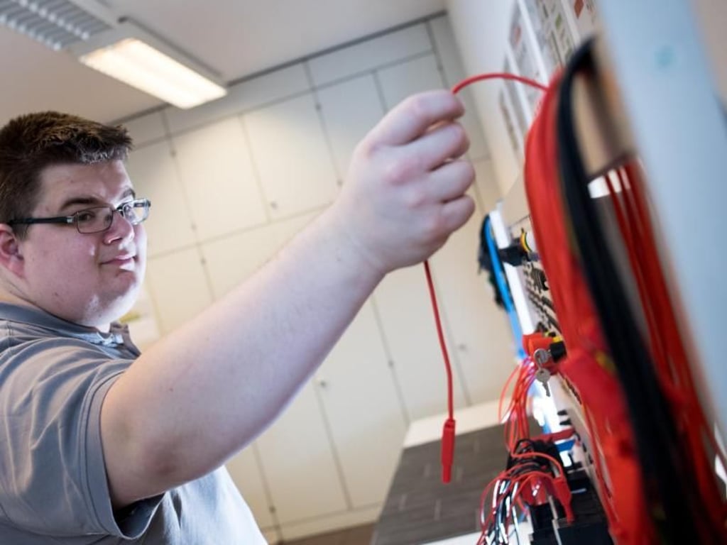Vorbereitung für den Ernstfall: Elektroniker-Azubi Jean-Pascal Wolter bei der Arbeit an einer Übungswand im Ausbildungszentrum Heizung-Klima-Sanitär Berlin und Brandenburg. Foto: Franziska Gabbert