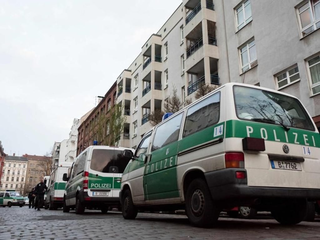 Polizeifahrzeuge im Berliner Bezirk Neukölln: Die Polizei ging gegen eine mutmaßlich kriminelle arabische Großfamilie vor. Foto: Gregor Fischer/Archiv