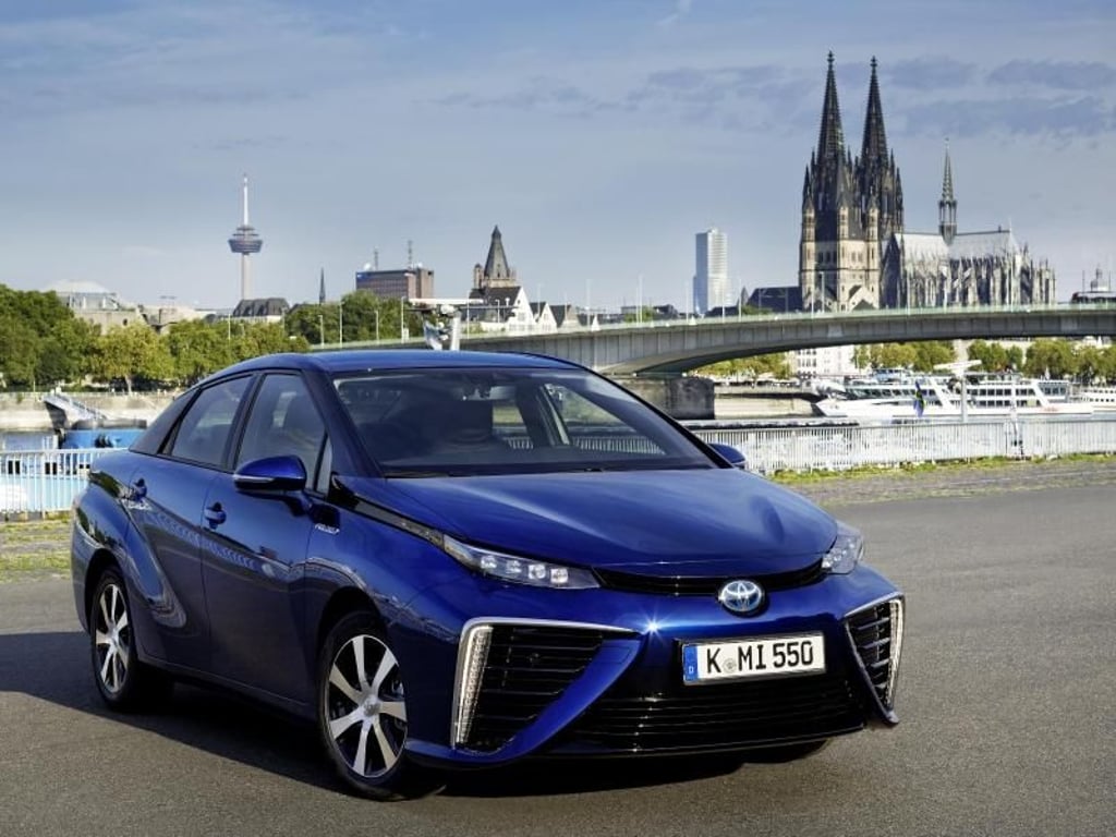 Japaner mit Brennstoffzelle: Die Wasserstoff-Limousine Toyota Mirai soll mit einer Tankfüllung laut Hersteller bis zu 500 Kilometer weit kommen und binnen etwa drei Minuten wieder aufgetankt sein. Foto: Harald Dawo/Toyota