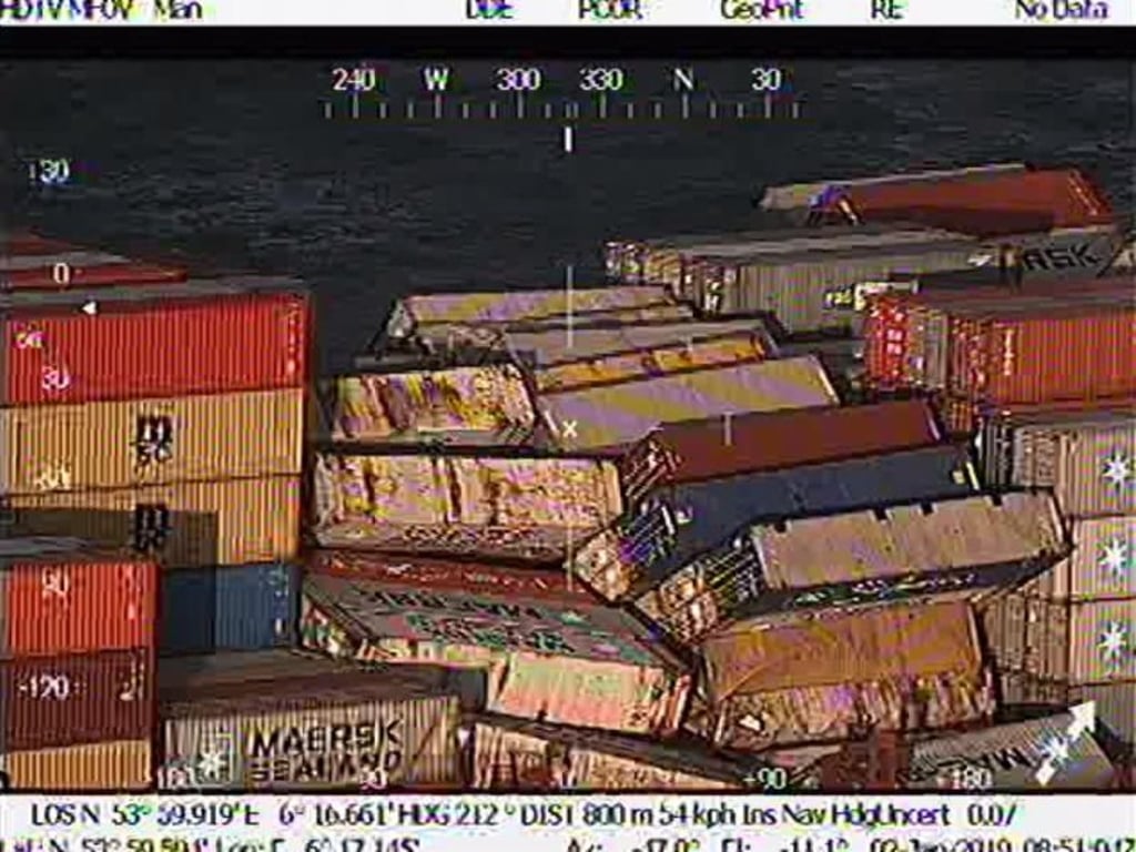 Der Screenshot aus einem Video des Havariekommandos zeigt verrutschte Fracht auf dem Containerschiff MSC ZOE. Foto: Niederländische Küstenwache