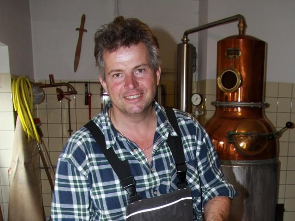Wacholder, Zitrone, Lavendel - und geheime weitere Zutaten: Hubert Ilsanker stellt auf der Brennhütte auch Gin her. Foto: Larissa Loges