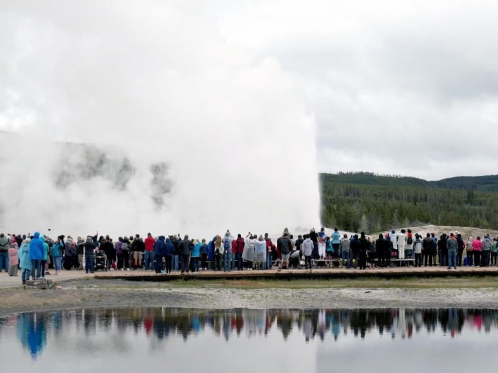 Der Geysir Old Faithful ist die wohl bekannteste Attraktion im Yellowstone-Nationalpark. Foto: Andrea Warnecke