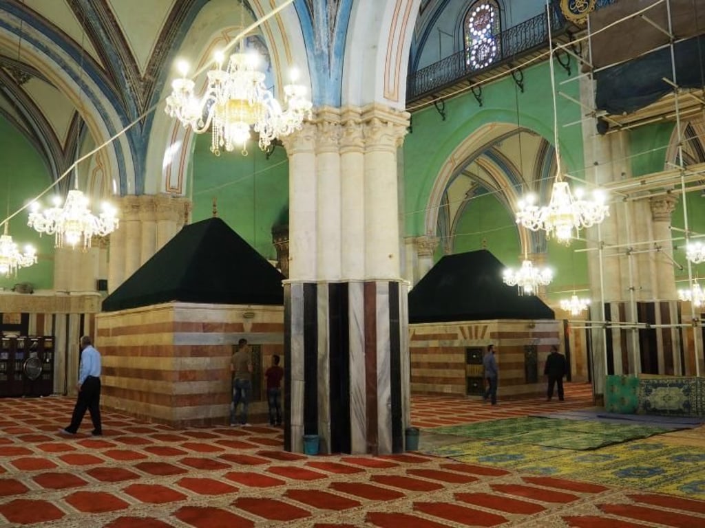 Der große Innenraum der Ibrahimi-Moschee in Hebron im Westjordanland: Das Gebäude ist zum Teil des Unesco-Welterbes erklärt worden. Foto: Stefanie Järkel