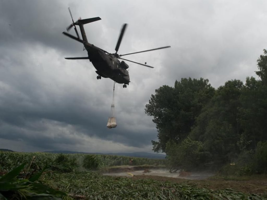 CH-53 Transporthubschrauber der Bundeswehr schützt die Ufer der Holtemme bei Harsleben. Der Einsatz war notwendig geworden, da der Bach durch das Hochwasser das Ufer aushöhlte. Foto: Klaus-Dietmar Gabbert