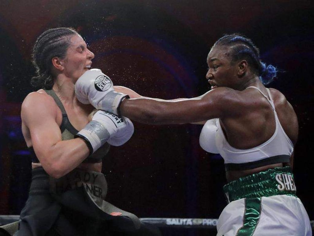Christina Hammer (l) hatte gegen Claressa Shields keine Chance. Foto: Julio Cortez/AP