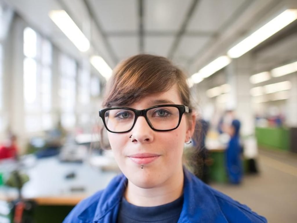 Anastasia Duckert ist eine der wenigen Frauen, die den Beruf des Industriemechanikers erlernt. Sie ist im ersten Ausbildungsjahr. Foto: Klaus-Dietmar Gabbert