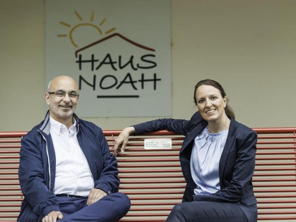 Tanja Hahn (r) ist Projektleiterin für «Haus Noah» der BASF Wohnen und Bauen. Joachim Müller (l) ist Vorsitzender des Vereins Pfingstweide Miteinander. Foto: BASF Wohnung + Bauen
