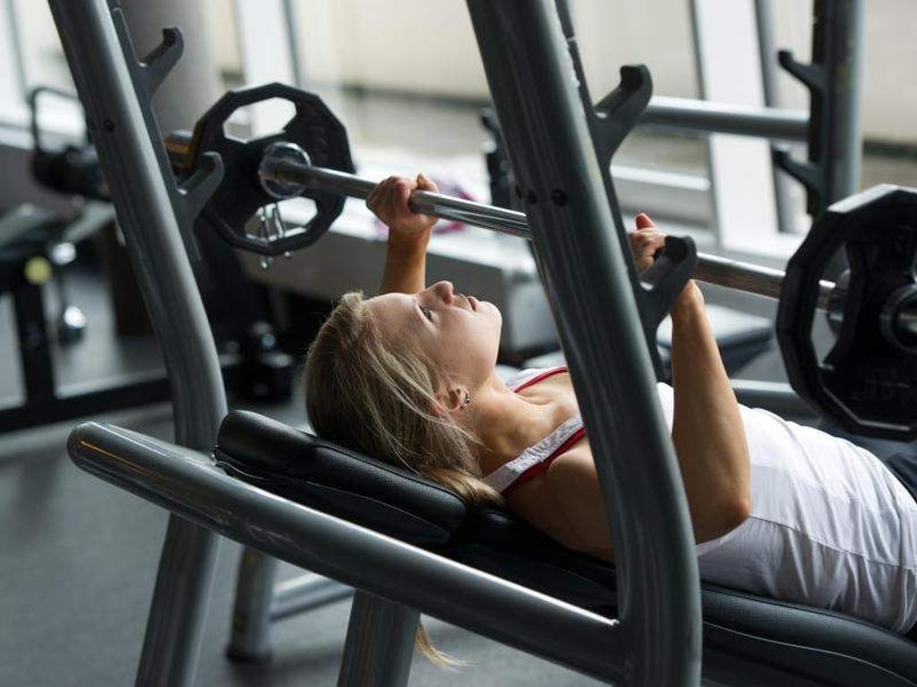In manchen Wohnanlagen nutzen die Eigentümer auch einen Fitnessraum gemeinsam. Die Details sollten klar festgehalten werden - am besten in der Hausordnung. Foto: Tobias Hase
