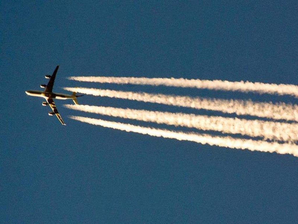 Reisende produzieren durch einen Flug viele Emissionen. Foto: Patrick Pleul/dpa