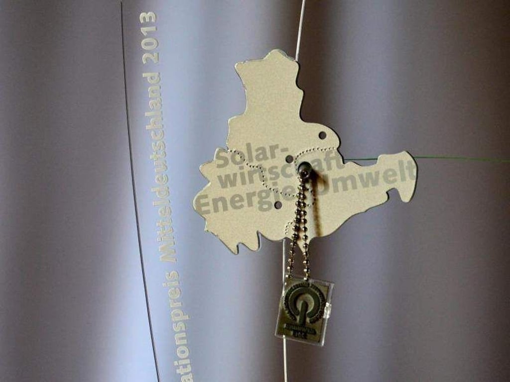 Eine Gewinnertrophäe aus des IQ Innovationspreises Mitteldeutschland. Foto: Marc Tirl/Archiv