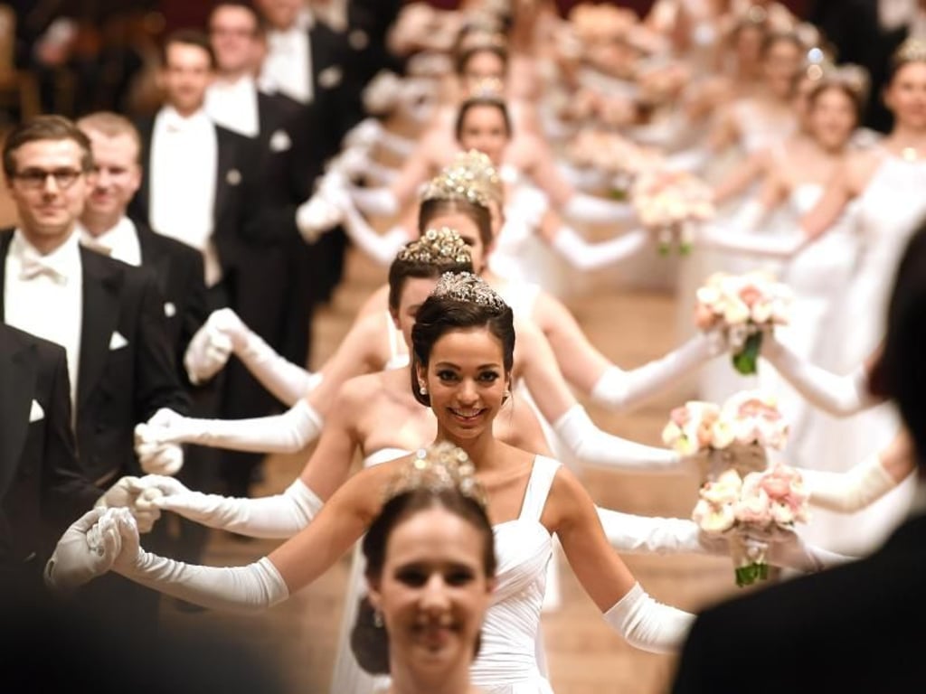 Das Jungdamen- und Jungherrenkomitee beim Wiener Opernball. Foto: Roland Schlager, APA