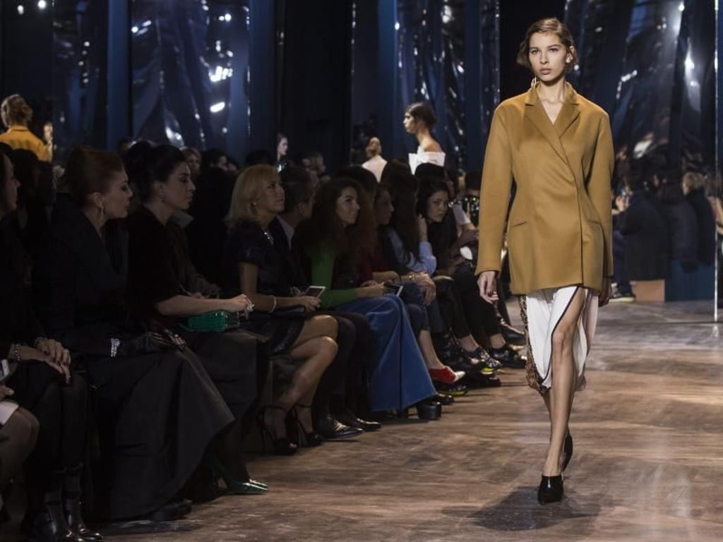 Stilsicher, aber nicht bahnbrechend. Einigen Entwürfen von Dior fehlt es an Esprit. Foto: Etienne Laurent