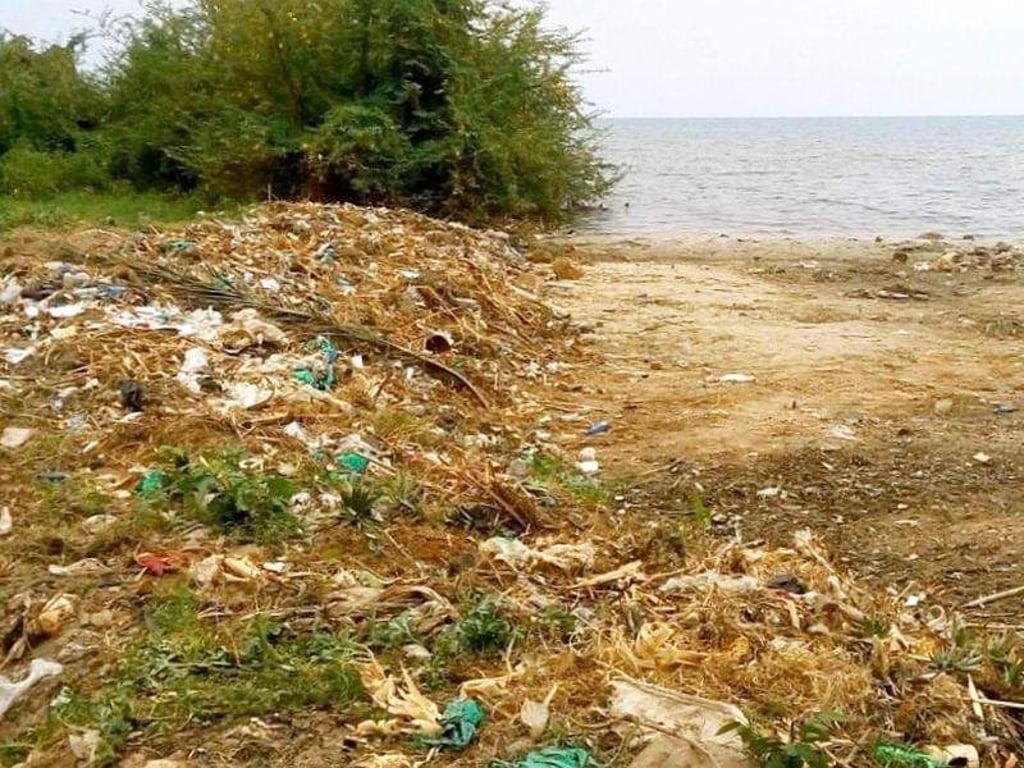 Dreck und Abfall liegen am Ufer am Tanganjikasee in Burundi. Foto: Emmanuel Nshimirimana/Association Biraturaba