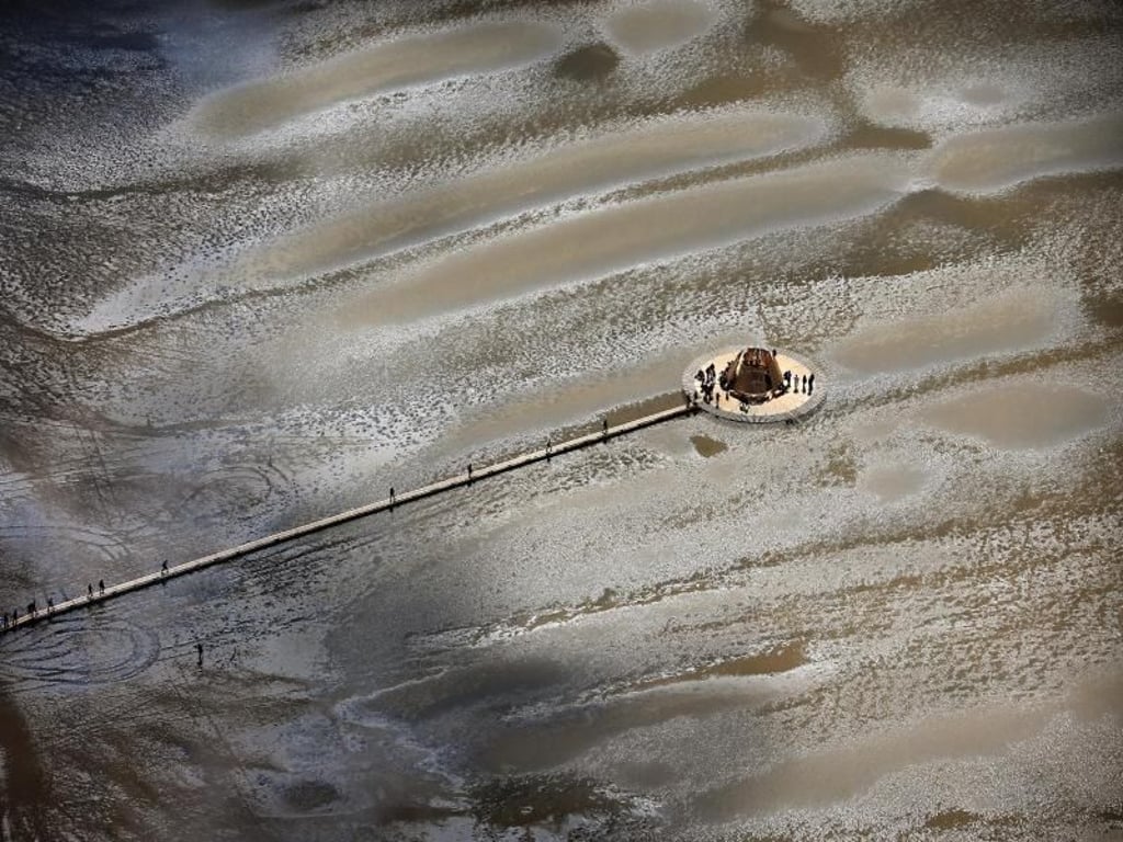Ähnlich wie auf Terschelling sollen an mehreren Orten in der Region Friesland Piers und Pavillons im Wattenmeer entstehen. Foto: Catrinus Van Der Veen/Leeuwarden-Fryslân 2018/dpa-tmn