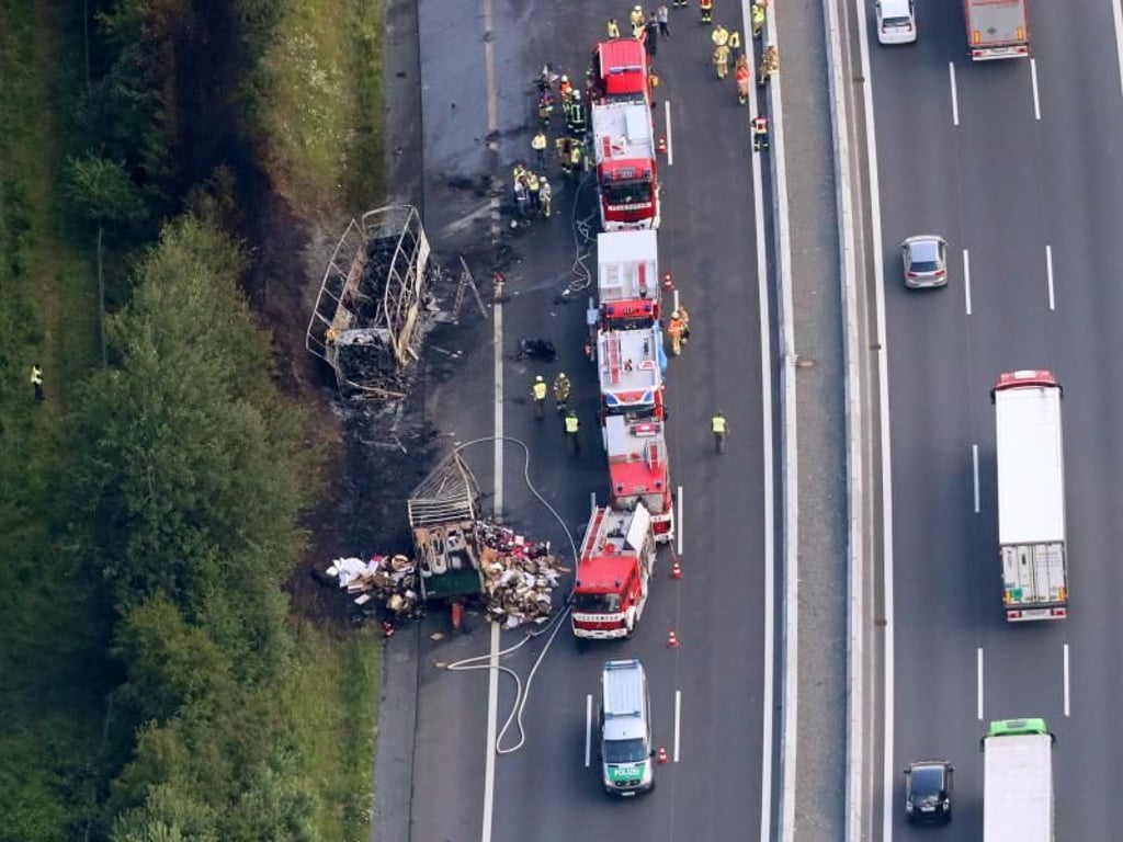 Unfallstelle aus der Luft gesehen: Vom Bus blieb nur ein Stahlgerippeübrig. Foto: Bodo Schackow