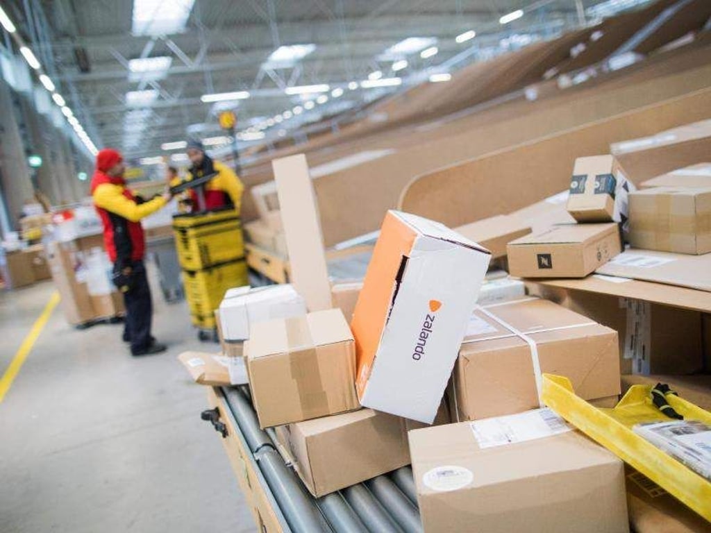 Die Deutsche Post hat das Porto für Bücher- und Warensendungen erhöht. Foto: Rolf Vennenbernd