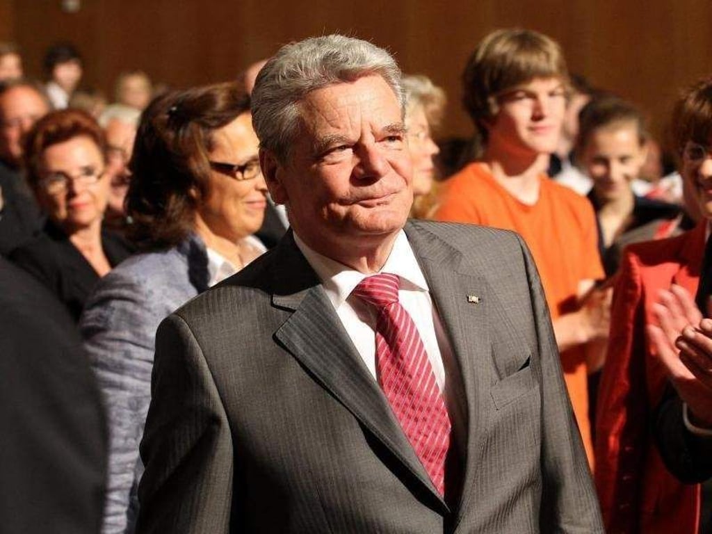 Gauck ehrte die Gewinner von «Jugend debattiert». Foto: Wolfgang Kumm/Archiv