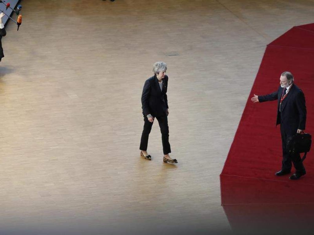 Sehr allein: Die britische Regierungschefin Theresa May beim EU-Gipfel. Foto: Alastair Grant/AP