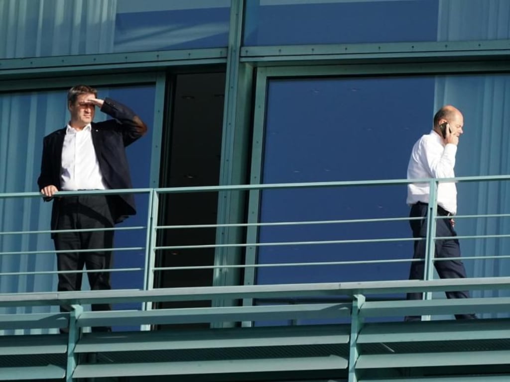 Finanzminister Olaf Scholz (l) und CSU-Chef Markus Söder auf einem Balkon des Kanzleramts. Foto: Kay Nietfeld