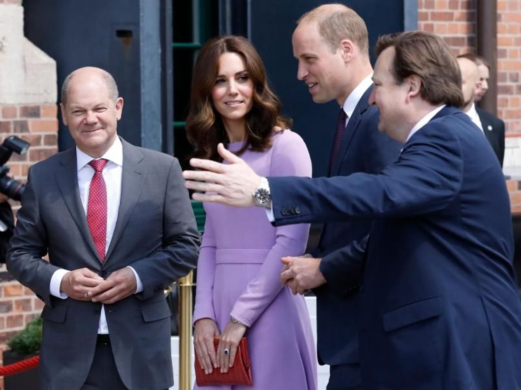 Museumsdirektor Peter Tamm jun. (r) und Hamburgs Erster Bürgermeister Olaf Scholz haben die royalen Gäste in ihre Mitte genommen. Foto: Georg Wendt