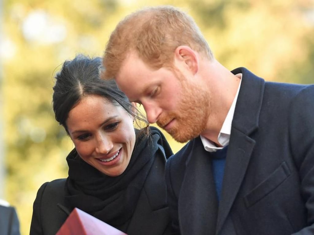 Prinz Harry und seine Verlobte Meghan Markle bekommen in Cardiff schon vorab Geschenke zur Hochzeit. Foto: Ben Birchall