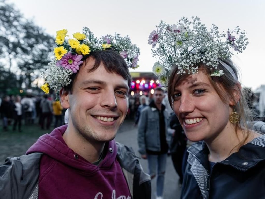 Zwei Blumenkinder beim Dockville-Festival in Hamburg. Foto: Markus Scholz.