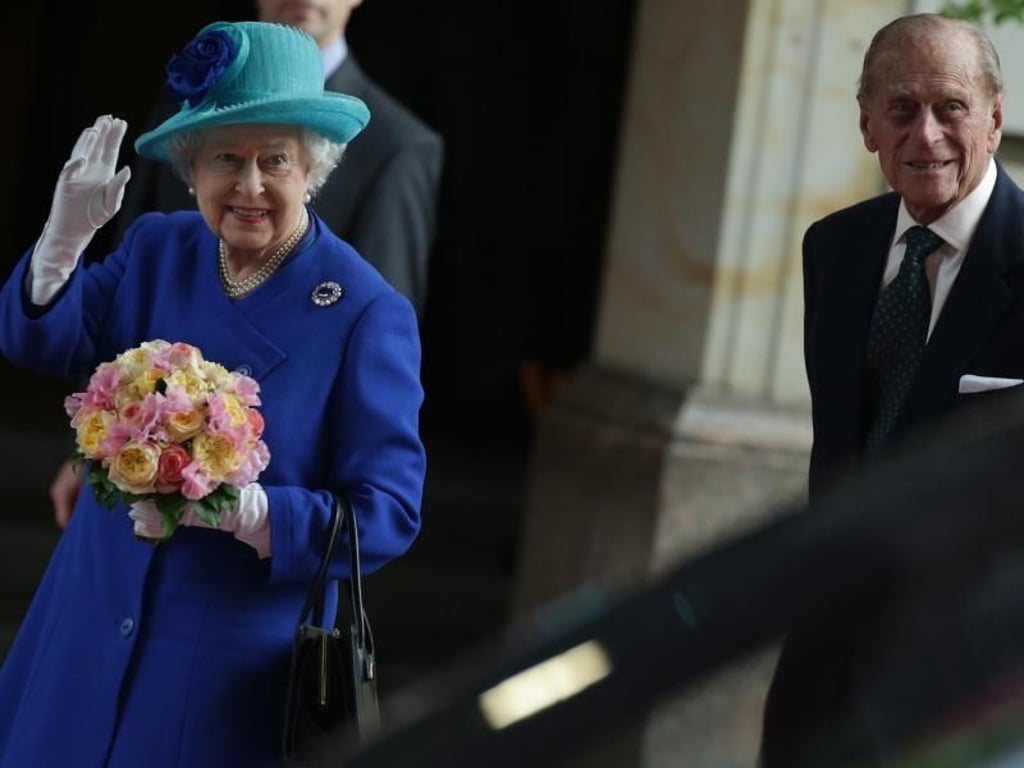 Sie winkt: Die Queen und Prinz Philip betreten das Hotel Adlon. 28 Minuten hat die Fahrt vom Flughafen gedauert. Foto: Jörg Carstensen
