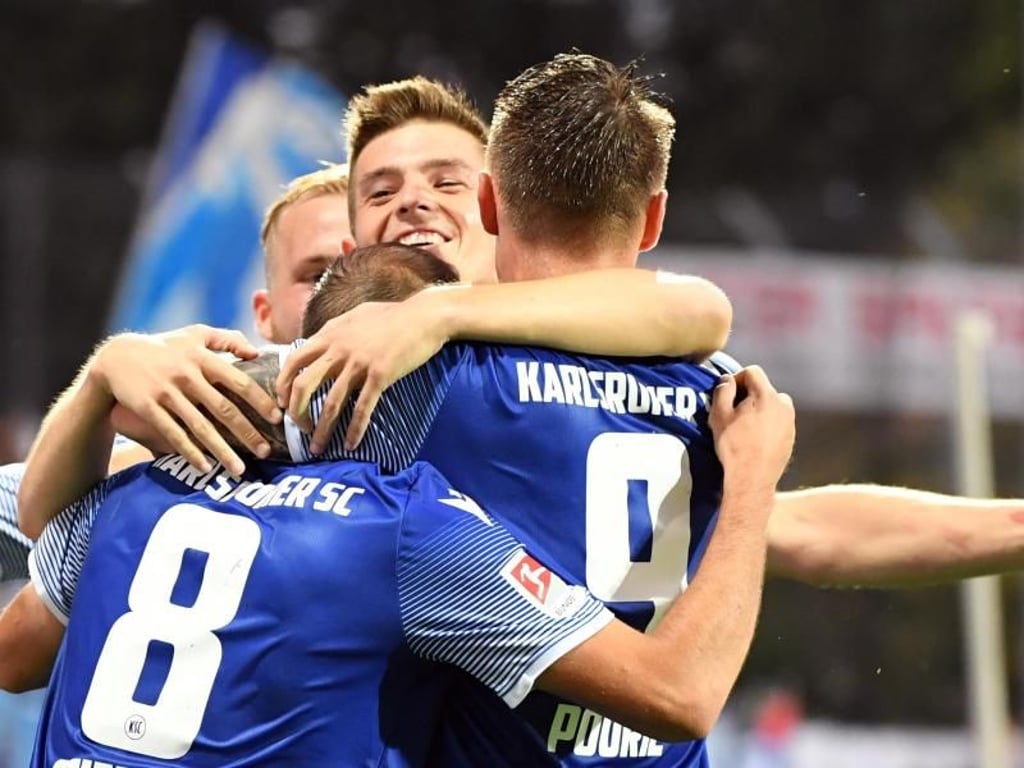 Die Karlsruher Spielern feiern den Treffer zum 1:0 gegen Sandhausen durch Manuel Stiefler. Foto: Uli Deck