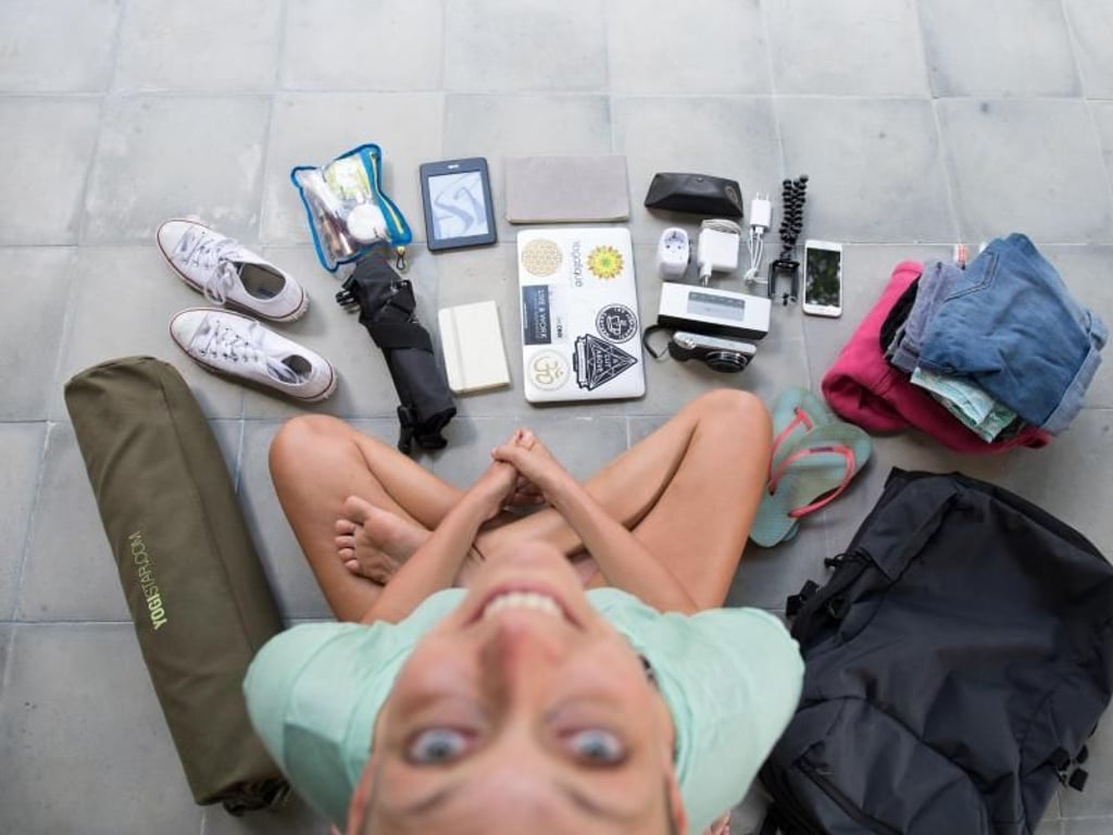 Bloggerin Conni Biesalski reist mit kleinem Gepäck. In Deutschland hat sie noch zwei Kisten, ebenso in Kalifornien sowie auf Bali. Foto: Suki Zoe/www.planetbackpack.de/dpa-tmn