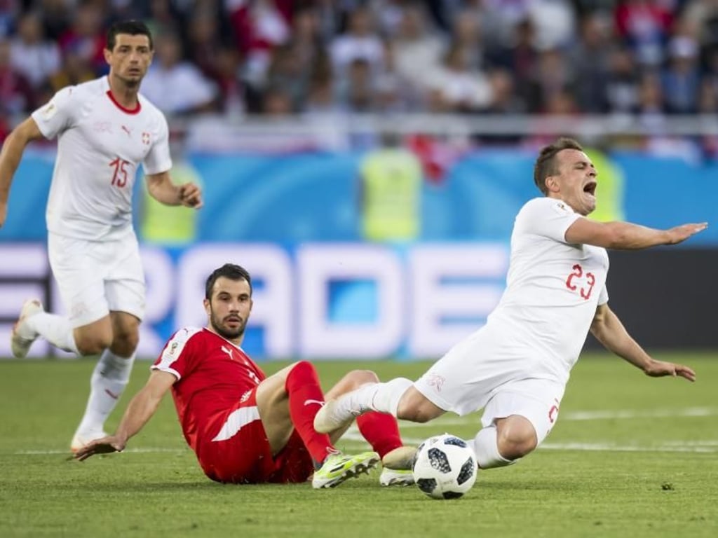 Der Schweizer Xherdan Shaqiri (r) wird von dem Serben Luka Milivojevic (M) gefoult. Foto: Laurent Gillieron/KEYSTONE