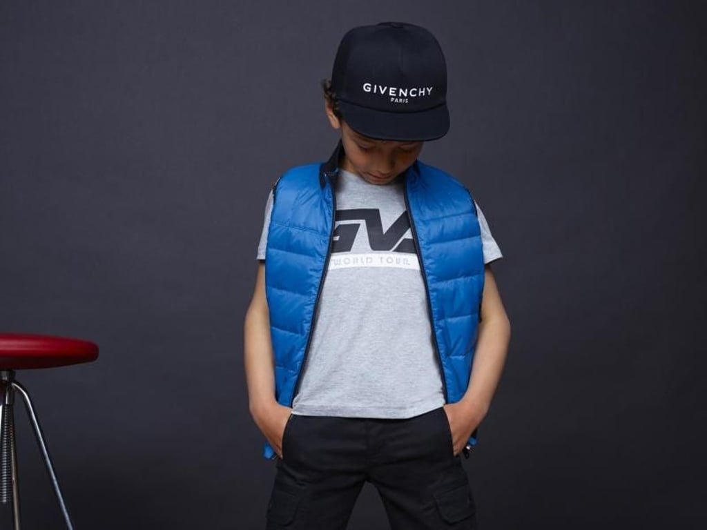 Die Kindermode - hier von Givenchy - wird wie zuletzt auch die Erwachsenenmode zunehmend sportlich. Man spricht vom Athleisure-Look (T-Shirt 130 Euro, Weste 345 Euro, Hose 189 Euro, Kappe 156 Euro, Schuhe 286 Euro). Foto: Givenchy