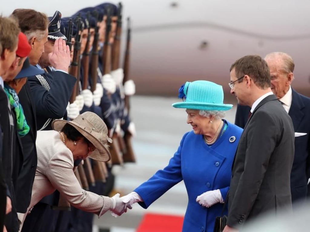 Staatssekretär David Gill (r) hat die royalen Gäste empfangen. Foto: Kay Nietfeld